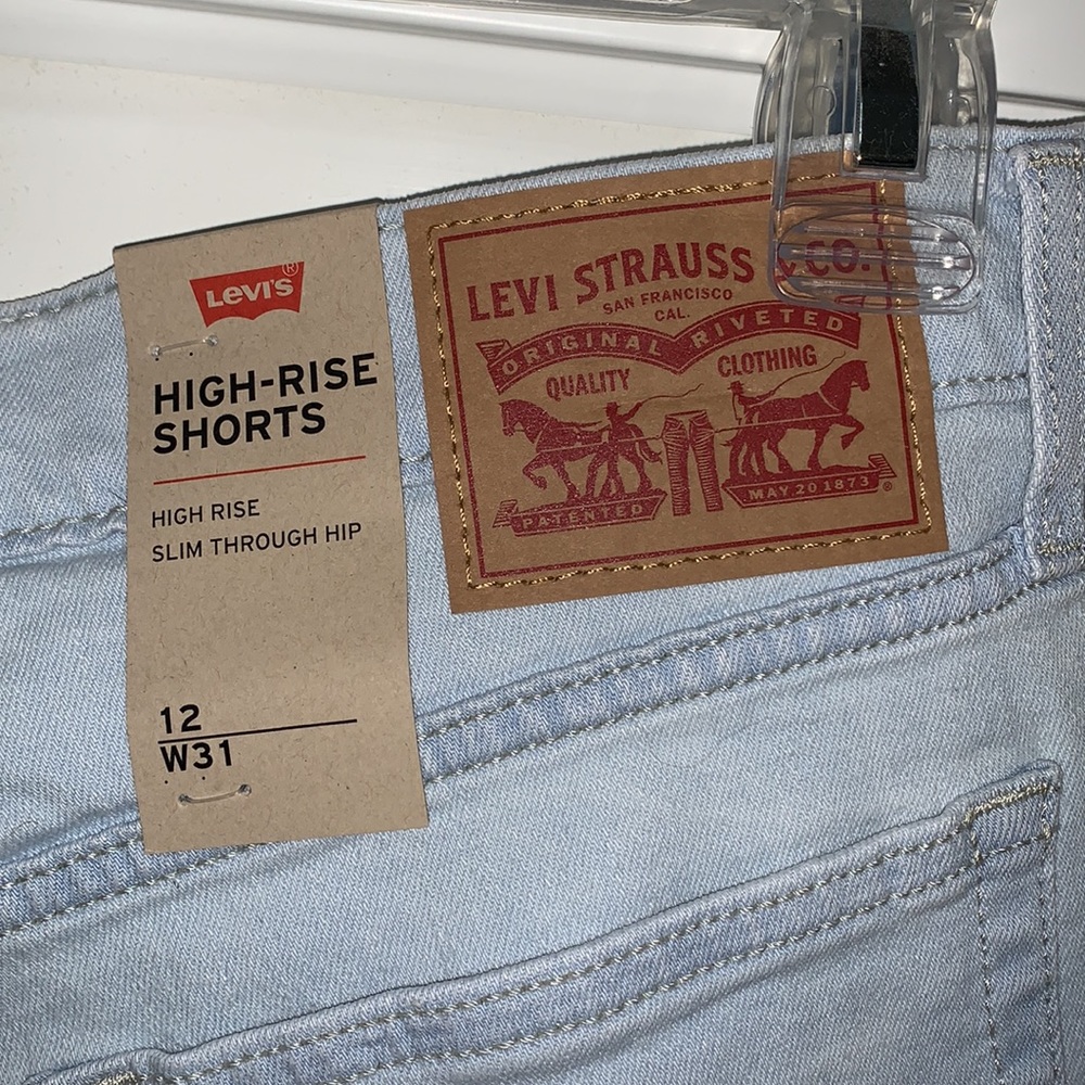 High Rise Levi's Shorts - Picture 5 of 7